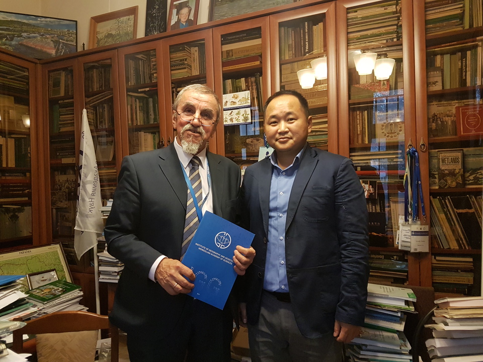 ШУА-ИЙН ГГХ-ИЙН ЗАХИРАЛ ДОКТОР(PhD) Д.БАТТОГТОХ ОХУ-ЫН МОСКВА ХОТОД АЛБАН ТОМИЛОЛТООР АЖИЛЛАВ