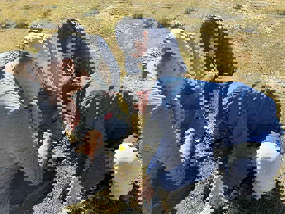 ШУА-ИЙН ГАЗАРЗҮЙ, ГЕОЭКОЛОГИЙН ХҮРЭЭЛЭН БА ЯПОНЫ ДАЛАЙН СУДАЛГАА, ШИНЖЛЭХ УХААН ТЕХНОЛОГИЙН АГЕНТЛАГ (JAMSTEC) БОЛОН ХОККАЙДО ИХ СУРГУУЛЬ ХАМТРАН НИСГЭГЧГҮЙ НИСЭХ ТӨХӨӨРӨМЖ АШИГЛАН ЦЭВДЭГТ ҮЗЭГДЛҮҮДИЙН НАРИЙВЧИЛСАН СУДАЛГАА ХИЙЛЭЭ.