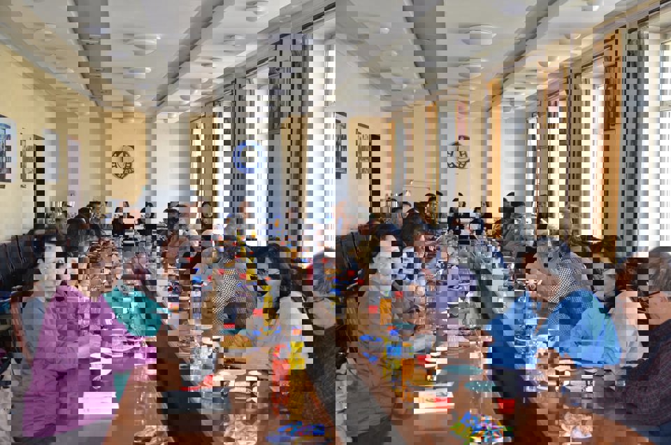 ҮЕ ҮЕИЙН АХМАД ЭРДЭМТЭН СУДЛААЧ, АЖИЛТНУУДАА ОЛОН УЛСЫН АХМАДЫН БАЯРЫН ӨДРӨӨР ХҮЛЭЭН АВЧ ХҮНДЭТГЭЛ ҮЗҮҮЛЛЭЭ.