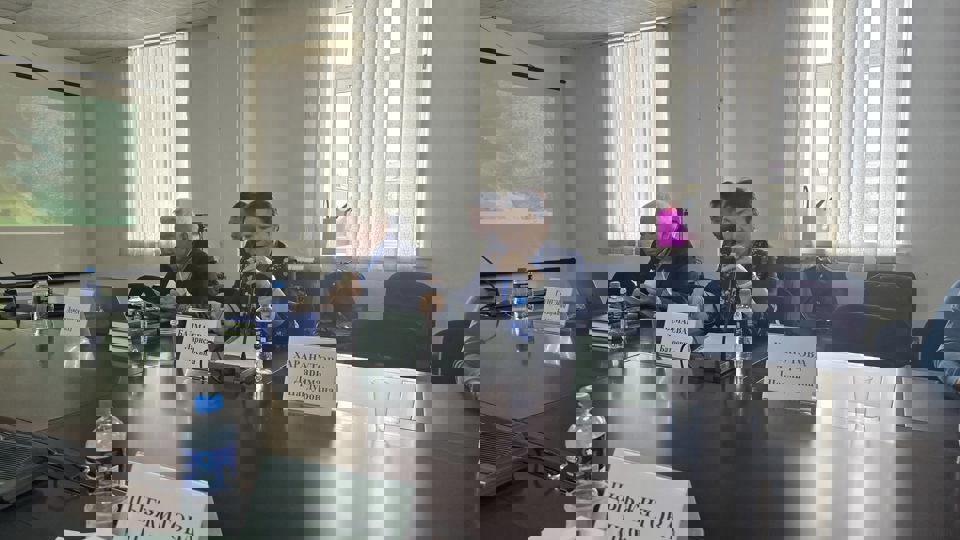 ОХУ-ын төрийн шагналт, хэл бичгийн шинжлэх ухааны доктор Л. Д. Шагдаровын мэндэлсний 95 насны ойд зориулж ОХУ-ын ШУА-ийн Сибирийн салбарын Монгол, Төвөд, Будда судлалын хүрээлэнгээс 2025 оны 9-р сарын 18-19-ний өдрүүдэд зохион байгуулсан "Бурятский язык как национальное достояние" сэдэвт эрдэм шинжилгээний хуралд ШУА-ийн Хэл зохиолын хүрээлэнгийн академич Л.Болд, шинжлэх ухааны доктор С.Мөнхсайхан нар илтгэл хэлэлцүүлж оролцлоо.