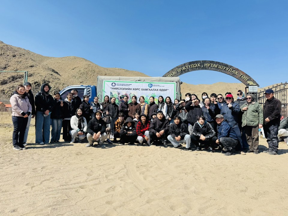  “Минж үржүүлэх, нутагшуулах төв”-д “Нийслэлийн хөрс хамгаалах өдөр” уламжлалт арга хэмжээг 2025.04.30-ны өдөр Нийслэлийн Байгаль орчны газар, ШУА-ын Технологийн инкубатор, ШУА-ын Газарзүй, геоэкологийн хүрээлэн хамтран зохион байгууллаа.