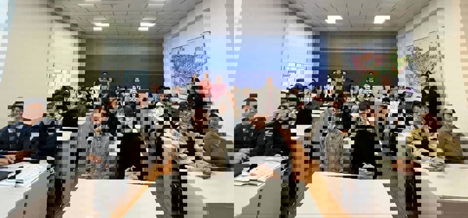 ШУА-ийн Геологийн хүрээлэнгээс зохион байгуулж буй “Нээлттэй хаалганы өдөрлөг”-ийн үйл ажиллагааны хүрээнд ШУТИС-ийн ГУУС-ийн геологийн мэргэжлийн 1–3 дугаар курсийн оюутнуудад хүрээлэнгийн үйл ажиллагаа, эрдэм шинжилгээний ажлыг танилцуулах сургалт, уулзалтыг 2024 оны 12-р сарын 03-ны өдөр амжилттай зохион байгуулав