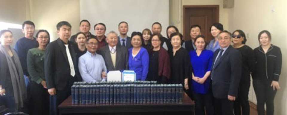 Ахмадын төлөөлөлд хүндэтгэл үзүүлэв.