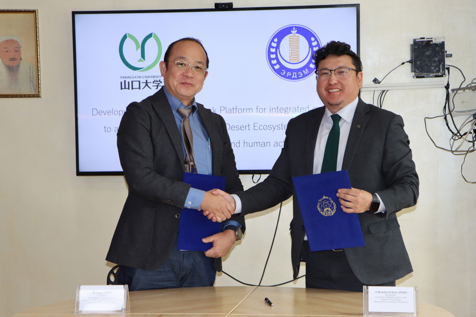 ХАМТЫН АЖИЛЛАГААНЫ САНАМЖ БИЧИГТ ГАРЫН ҮСЭГ ЗУРЛАА