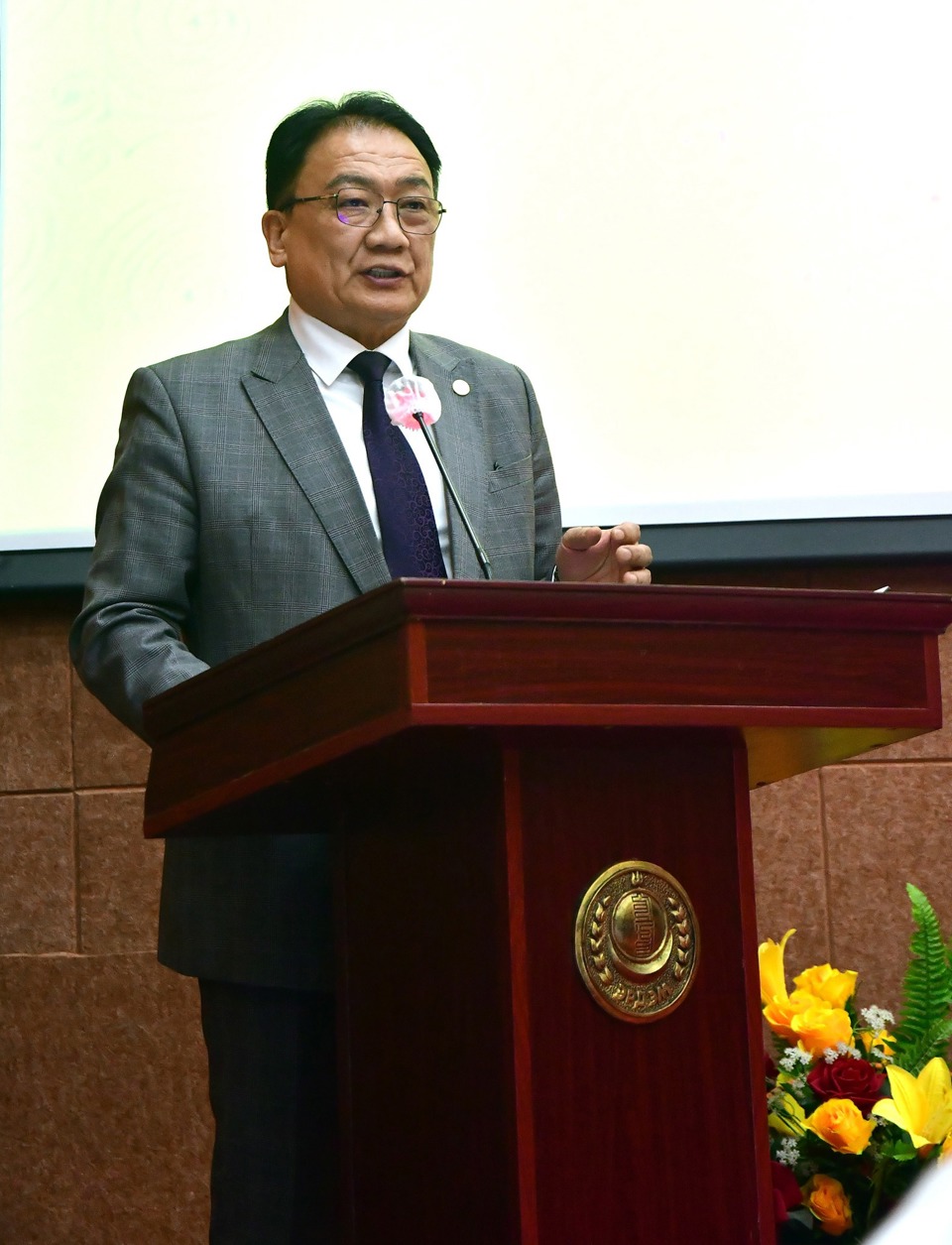 “Монгол Улсын түүх” (30 боть) бүтээлийн редактор, зохиогчдод  батламж гардуулах ёслол болов